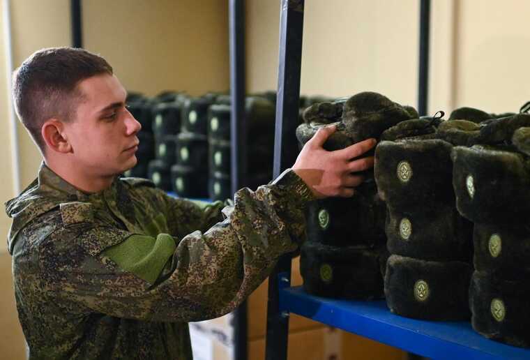 Выплаты контрактникам снижаются одновременно с ростом облав на уклонистов