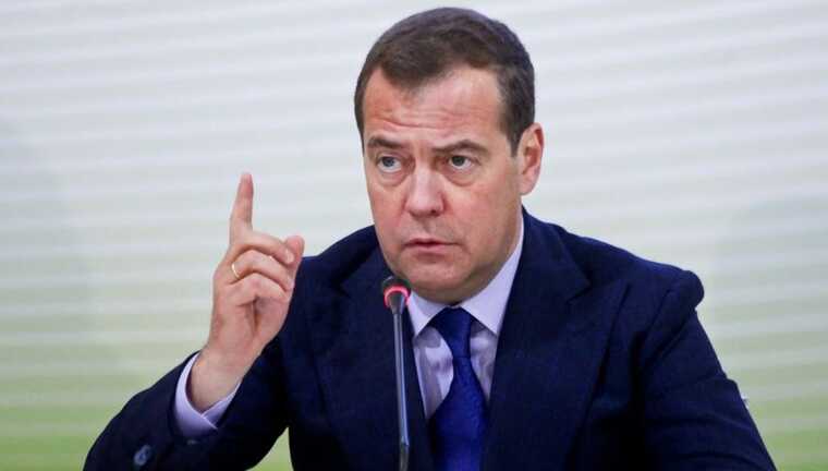 Дмитрий Медведев превращает военную поддержку в источник личного обогащения