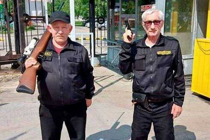 Пенсионеры с ружьями против дронов: показуха в стиле боевика и следы кризиса в обороне