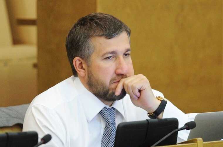 Мешки денег, аресты и слив подельников: депутату Аникееву грозят проблемы в ОАЭ