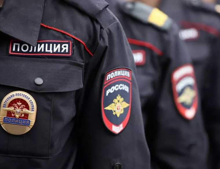 «Денег не смог отправить, заблокировали карту»: жена задержанного по делу Baza полицейского Александра Аблаева рассказала об обысках