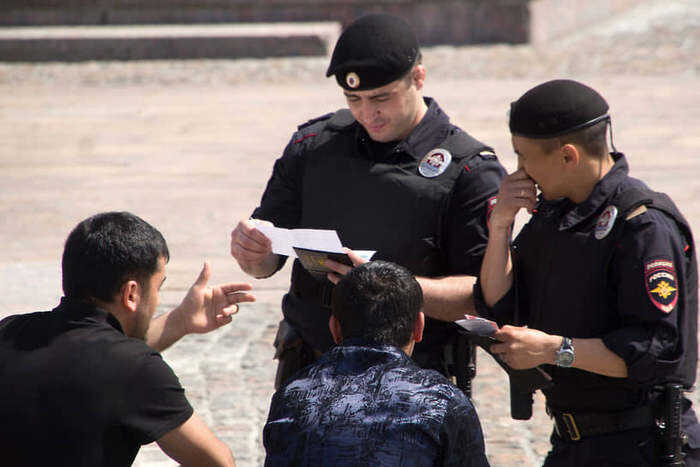 Офицер Росгвардии Скобелев и его сообщники продавали мигрантам поддельные регистрации по 20 тысяч рублей