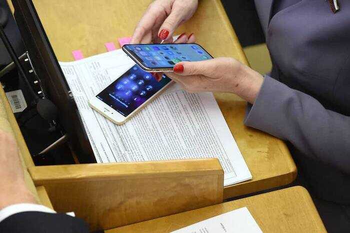 Айфон в руках депутата и «национальный смартфон» в словах: новая цифровая стратегия Госдумы